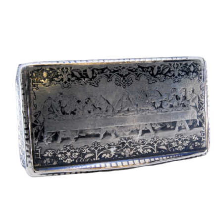 Caixa de rapé em prata anielada com Ceia de Jesus com envolvência bem definida, interior dourado e tampa basculante.